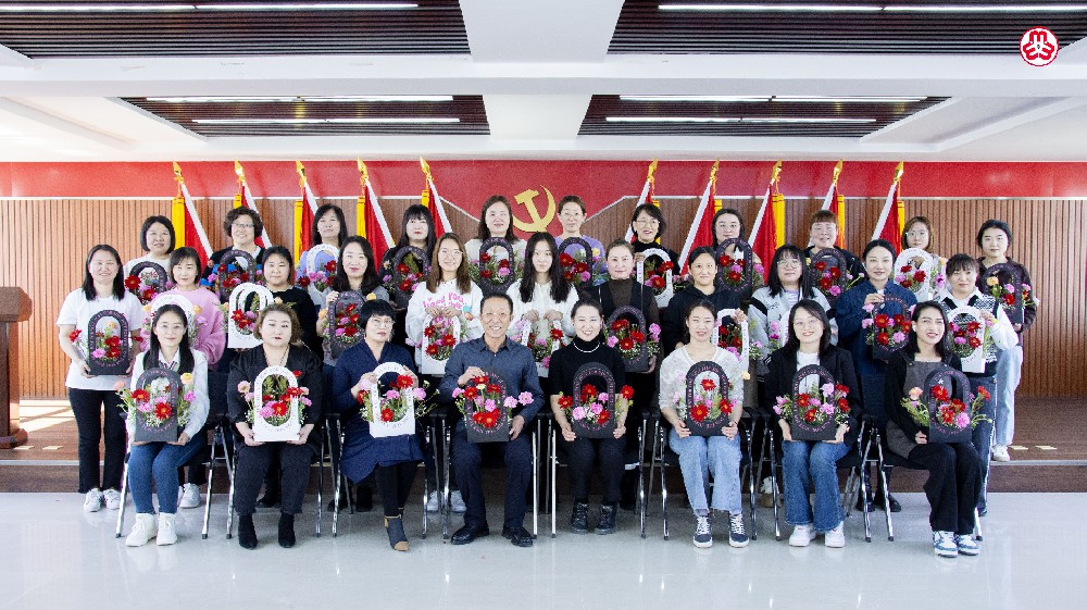 煤勘集團(tuán)一零四公司工會(huì)組織開(kāi)展“巾幗綻芳華、魅力女神節(jié)”主題插花活動(dòng)